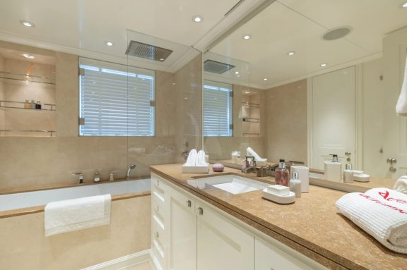 Autumn twin cabin bath