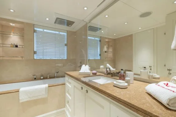 Autumn twin cabin bath