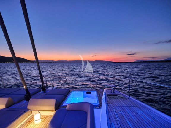 Deck jacuzzi