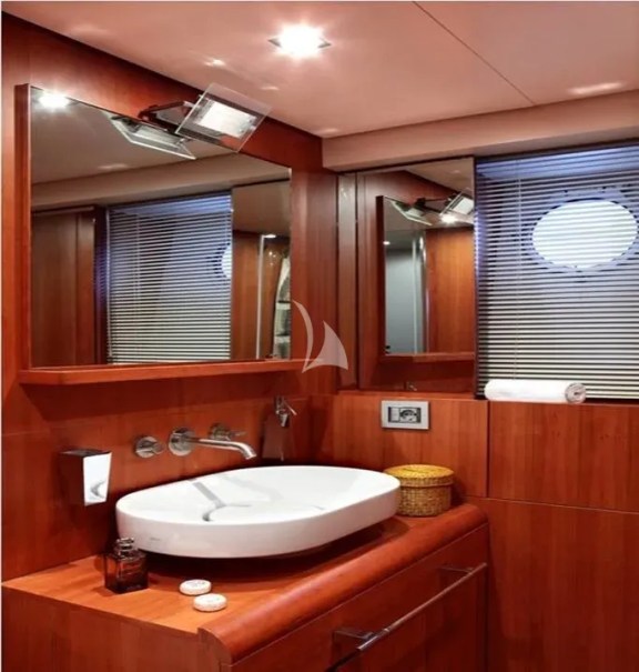 Starboard Twin Cabin Bathroom