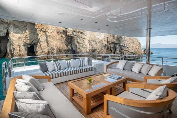 Aft deck seating