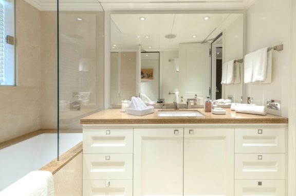 Autumn twin cabin bath