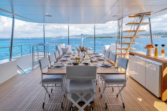 Upper deck dining for up to 10 guests