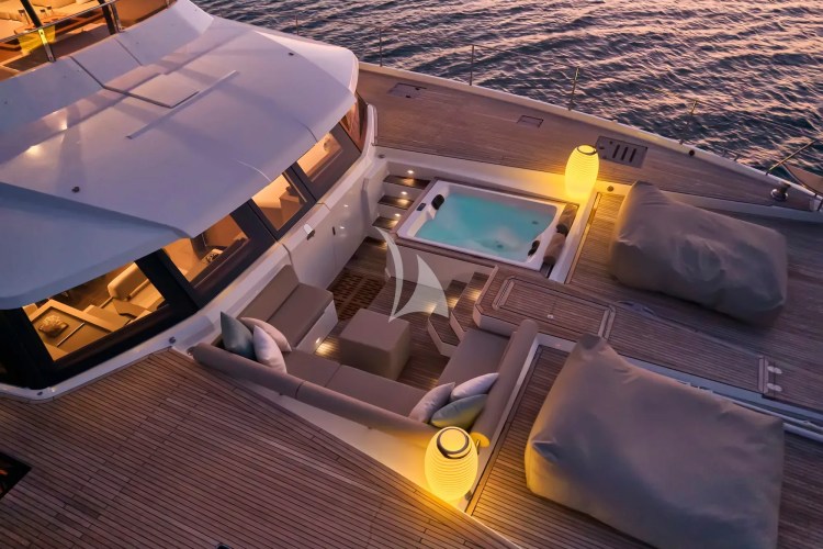Jacuzzi by night