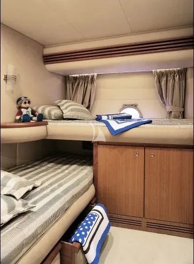 Twin cabin with L-shaped beds