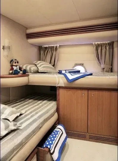 Twin cabin with L-shaped beds