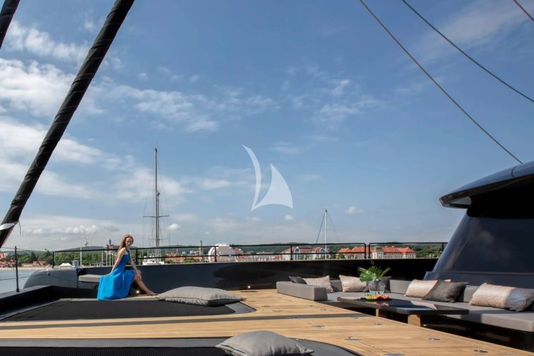 Extensive fore deck