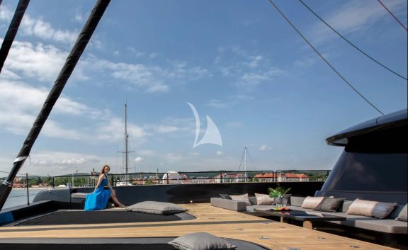 Extensive fore deck