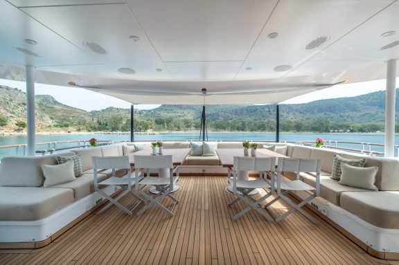 Aft deck wth seating and convertible table for dining