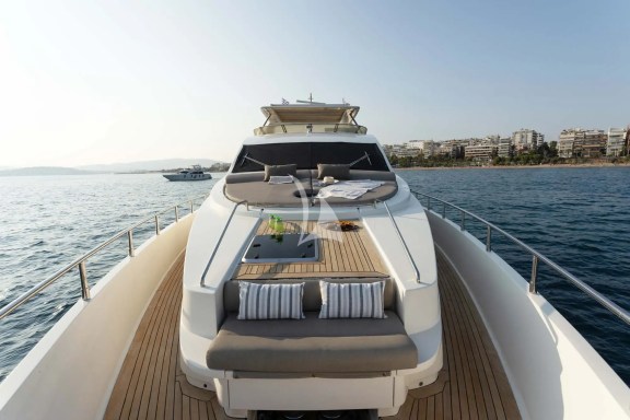 Bow seating & sunbathing areas