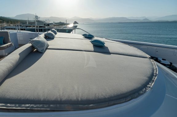 Sunbathing area forward