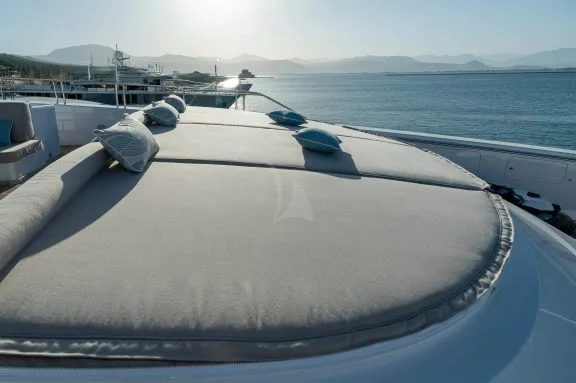 Sunbathing area forward