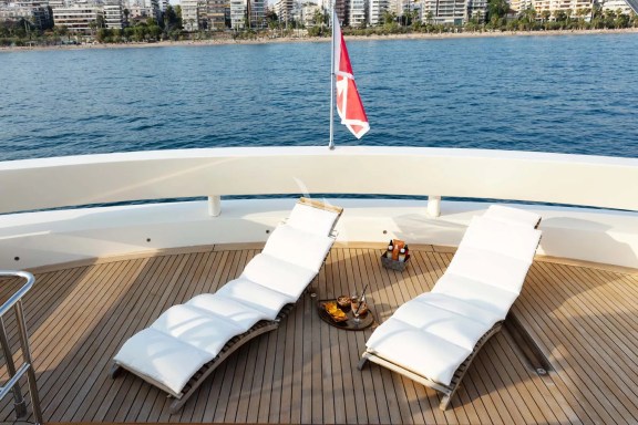 Fly Bridge Aft Sunbathing Area