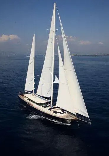 Perla Del Mare sailing