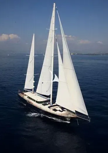 Perla Del Mare sailing