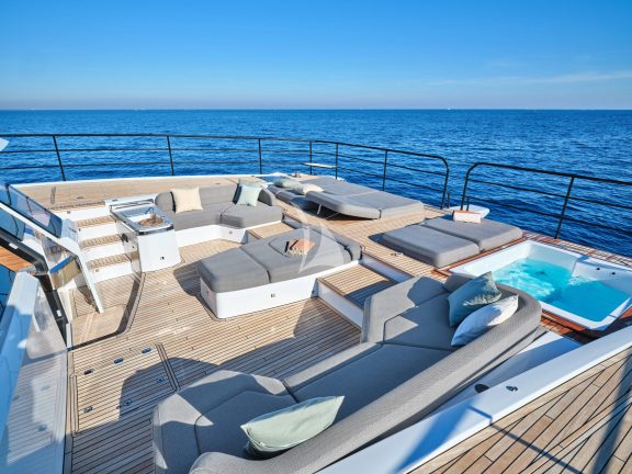Lounge area with jacuzzi (Sistership)