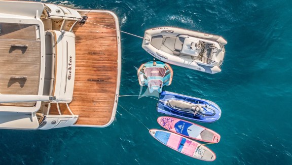 Swimming platforms and toys