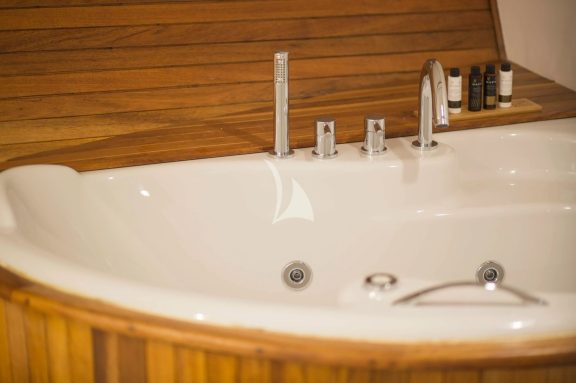 Jacuzzi bathtub