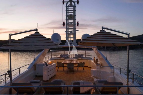 The spacious unobstructed sundeck has a jacuzzi pool with a large sunbathing area all around it, a bar, a dining table and sunbeds