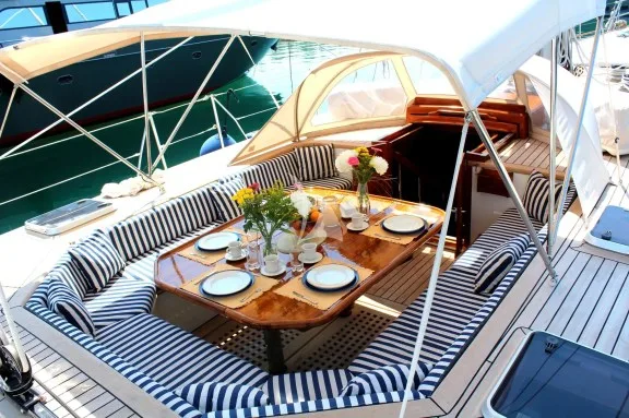 Dining al fresco b