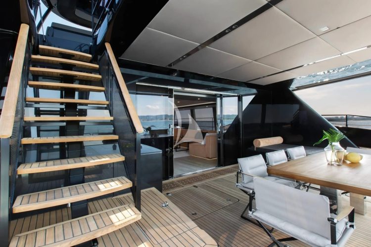 Cockpit with stairs to flybridge