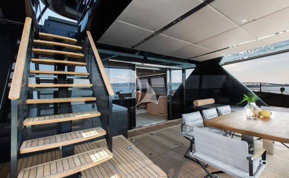 Cockpit with stairs to flybridge