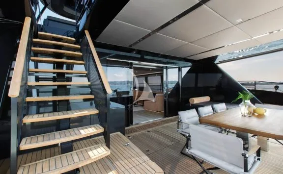 Cockpit with stairs to flybridge