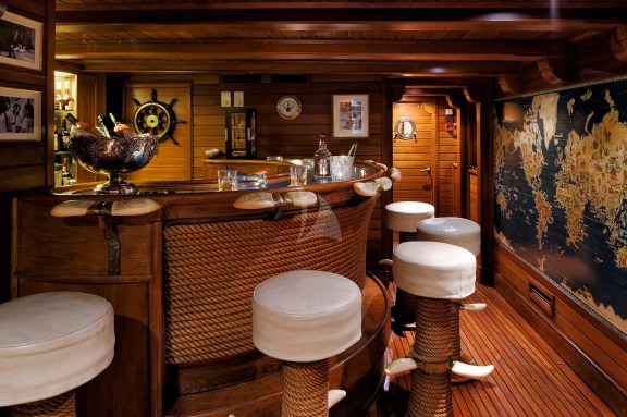Ari's Bar