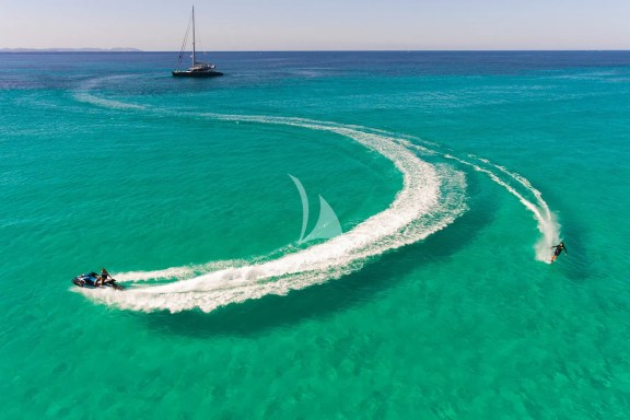 Cartouche at anchor - é Stuart Pearce