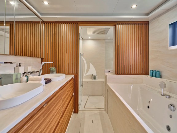 Owner's bathroom with jacuzzi bathtub