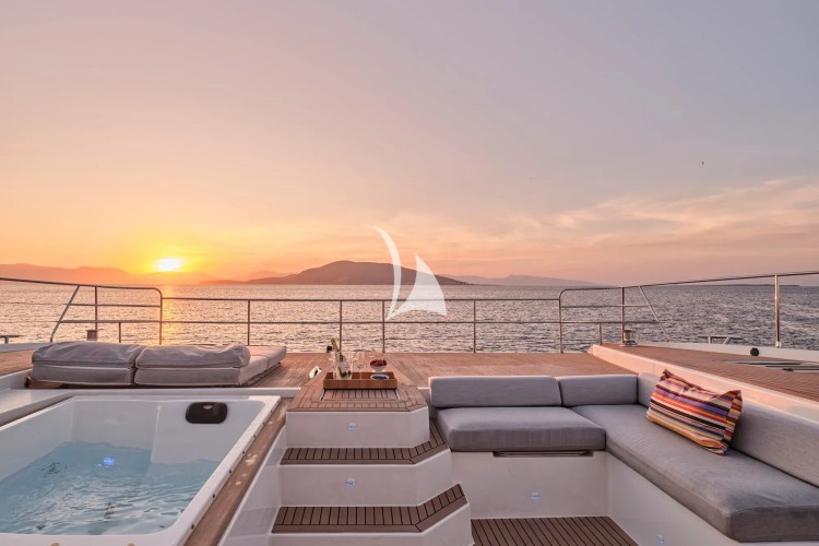 Front deck and jaccuzi