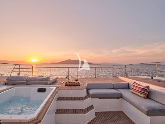 Front deck and jaccuzi