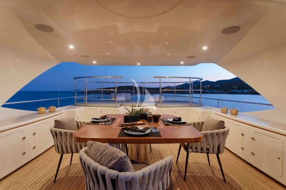 The spacious unobstructed sundeck has a jacuzzi pool with a large sunbathing area all around it, a bar, a dining table and sunbeds