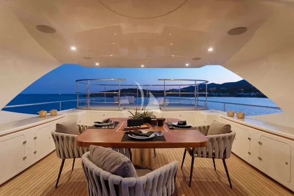 The spacious unobstructed sundeck has a jacuzzi pool with a large sunbathing area all around it, a bar, a dining table and sunbeds