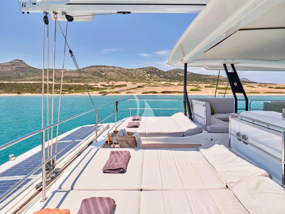 Flybridge sunbathing area