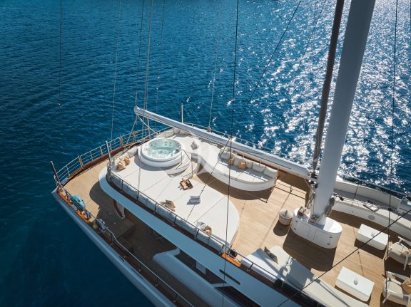 Lady Gita sundeck