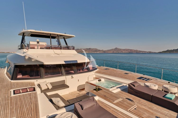Fore deck seating area with jacuzzi