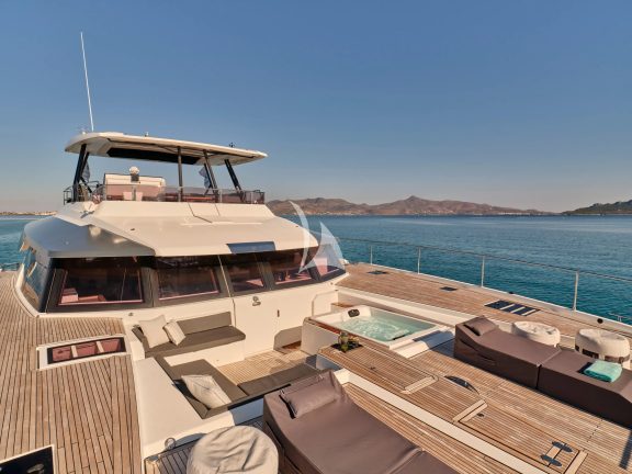 Fore deck seating area with jacuzzi