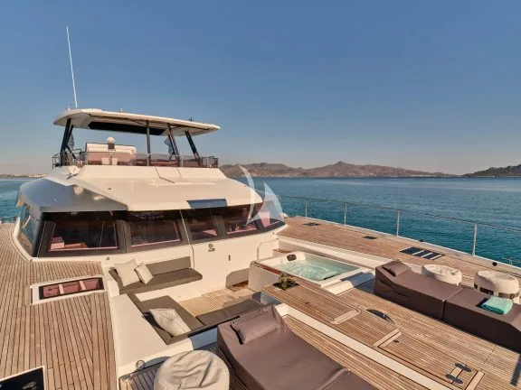 Fore deck seating area with jacuzzi