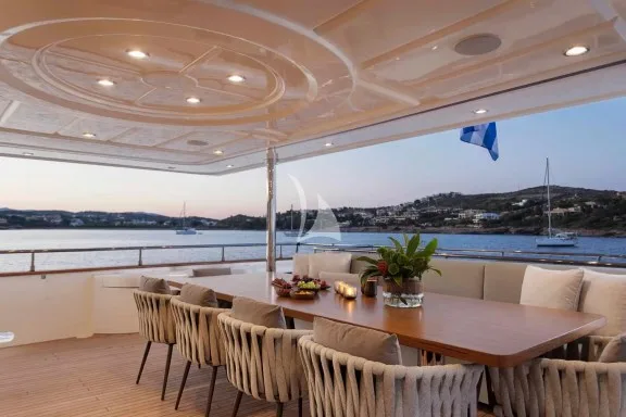 The large Main Deck veranda & dining table