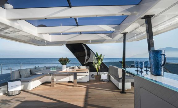 Bar and dining table flybridge