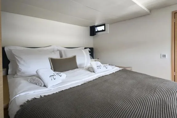 Guest cabin