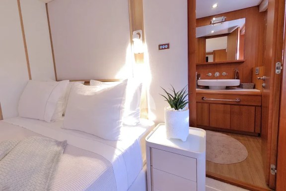 Port Double Cabin in the 5 cabins version (Master cabin divided into 2 Double cabins)