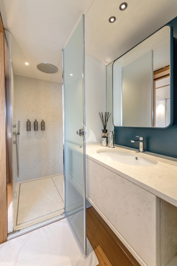 Double cabin en suite bathroom