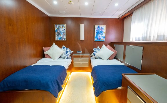 Image of OCEAN BREEZE yacht #23