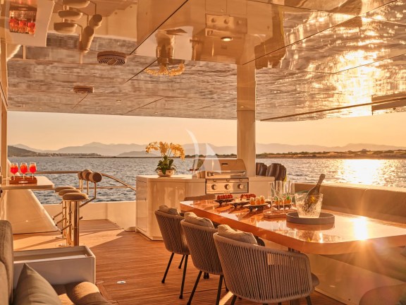 Aft cockpit dining area