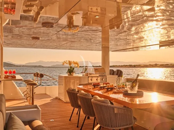 Aft cockpit dining area