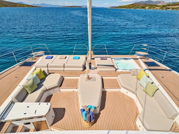 Fore deck sitting area with jacuzzi
