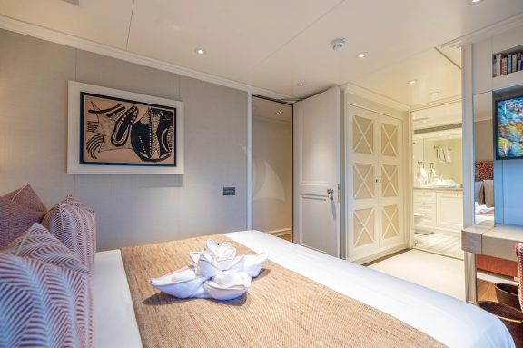 Double cabin main deck