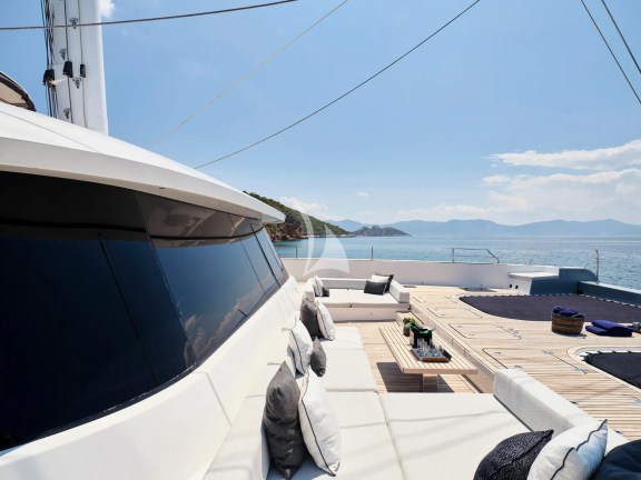 Fore deck seating area